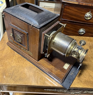 Lot 704 - AN ANTIQUE MAGIC LANTERN IN ORIGINAL WOODEN CRATE