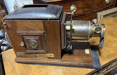 Lot 704 - AN ANTIQUE MAGIC LANTERN IN ORIGINAL WOODEN CRATE