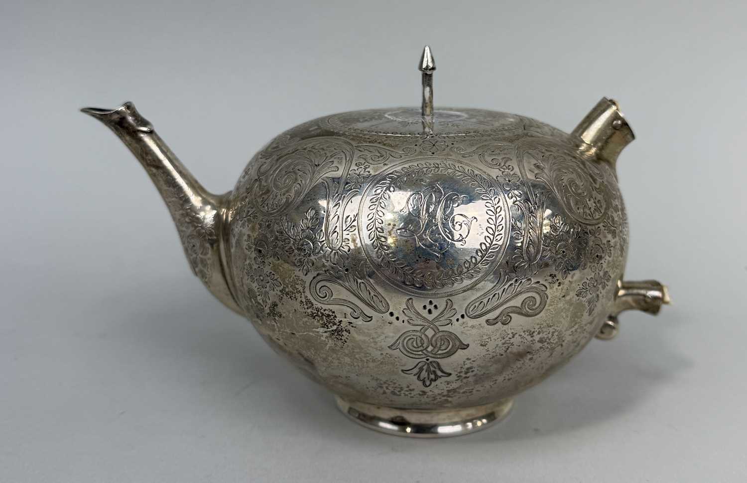 Lot 163 - A SILVER TEA POT BY THE GOLDSMITHS ALLIANCE, CORNHILL