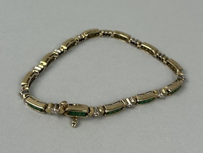 Lot 42 - A LADIES 14CT GOLD, DIAMOND AND EMERALD BRACELET