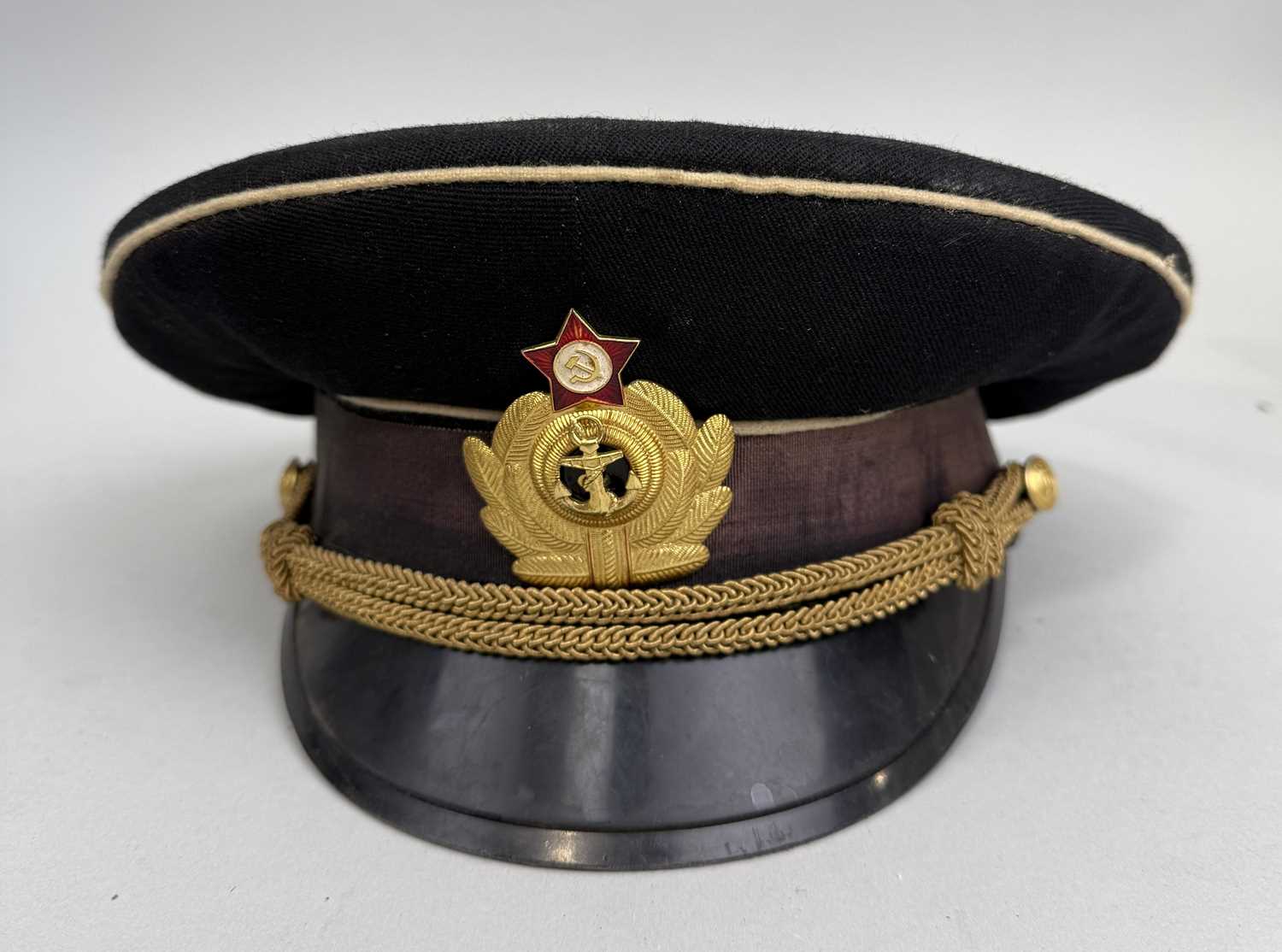 Lot 581 - A USSR NAVAL OFFICERS CAP