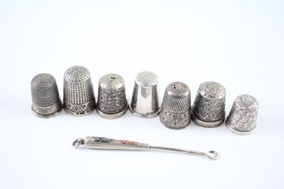 Lot 409 - EIGHT .925 STERLING SILVER THIMBLES AND SMALL BUTTON HOOK INCLUDING CHARLES HOLDER