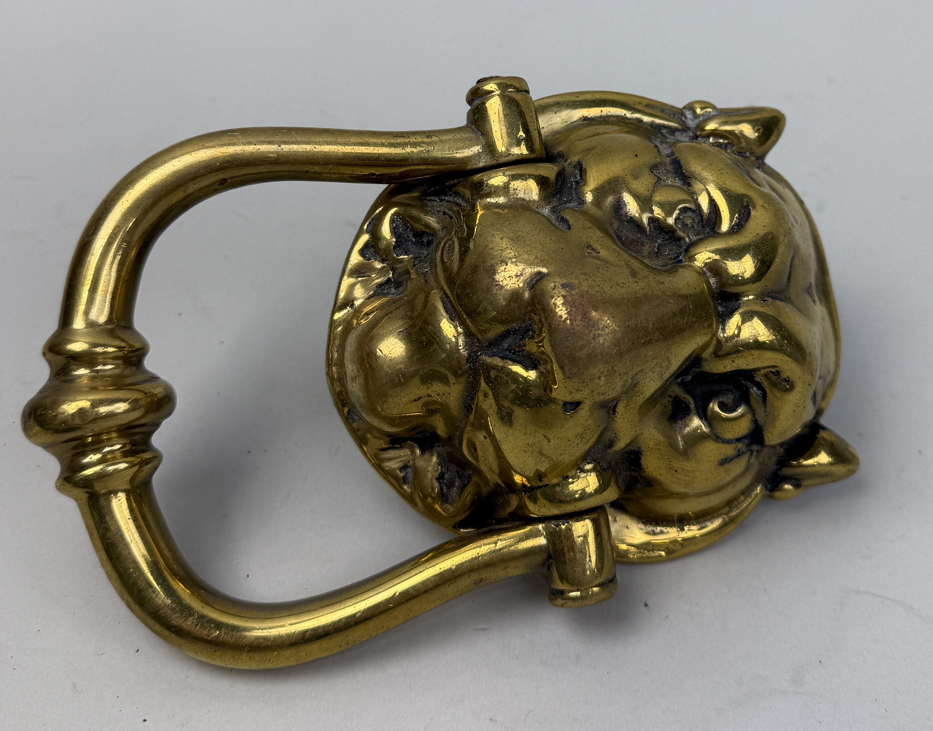 Lot 383 - A BRASS LION HEAD DOOR KNOCKER