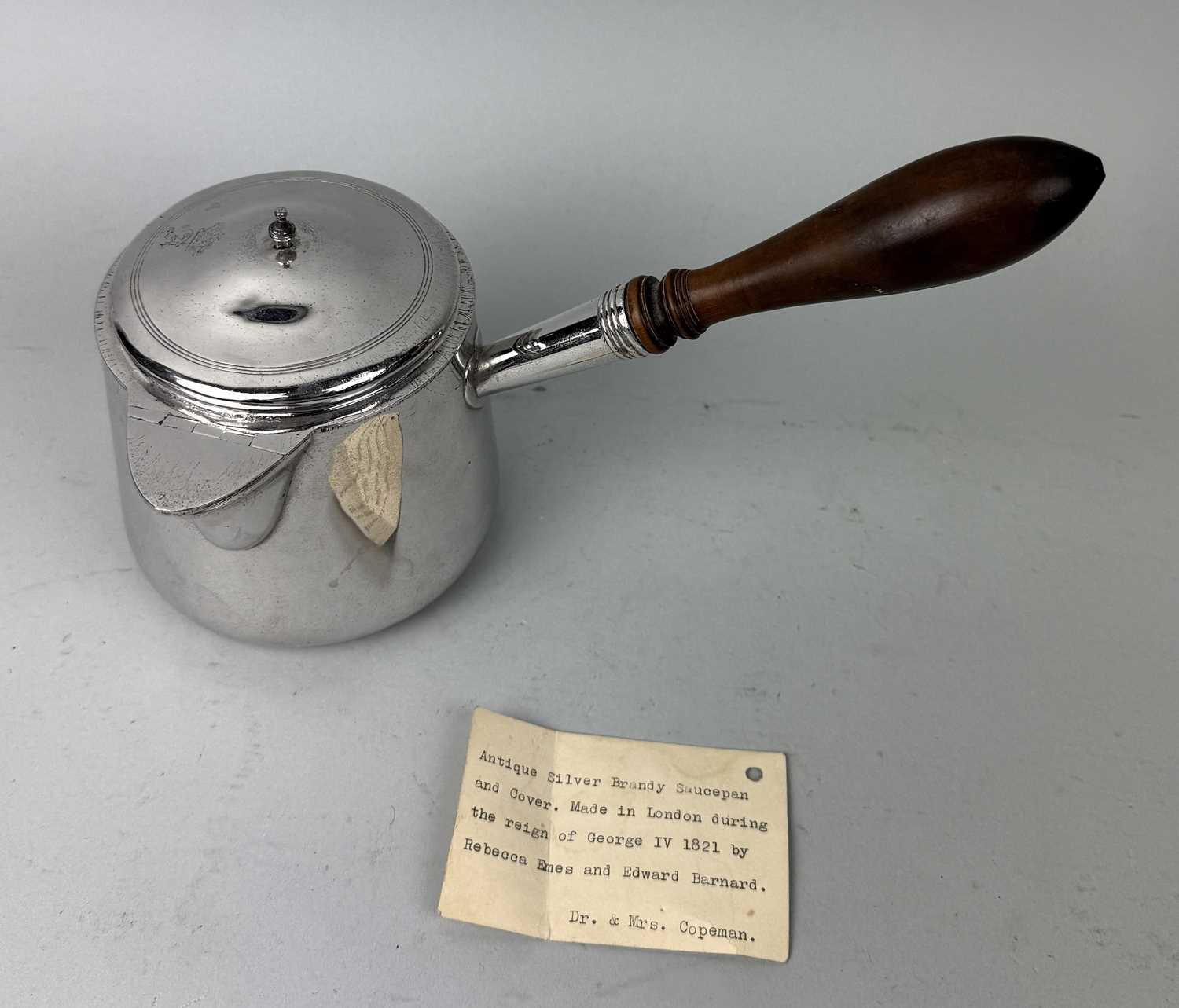 Lot 32 - A REGENCY SILVER BRANDY SAUCEPAN AND COVER BY REBECCA EMES AND EDWARD BARNARD, CIRCA 1821