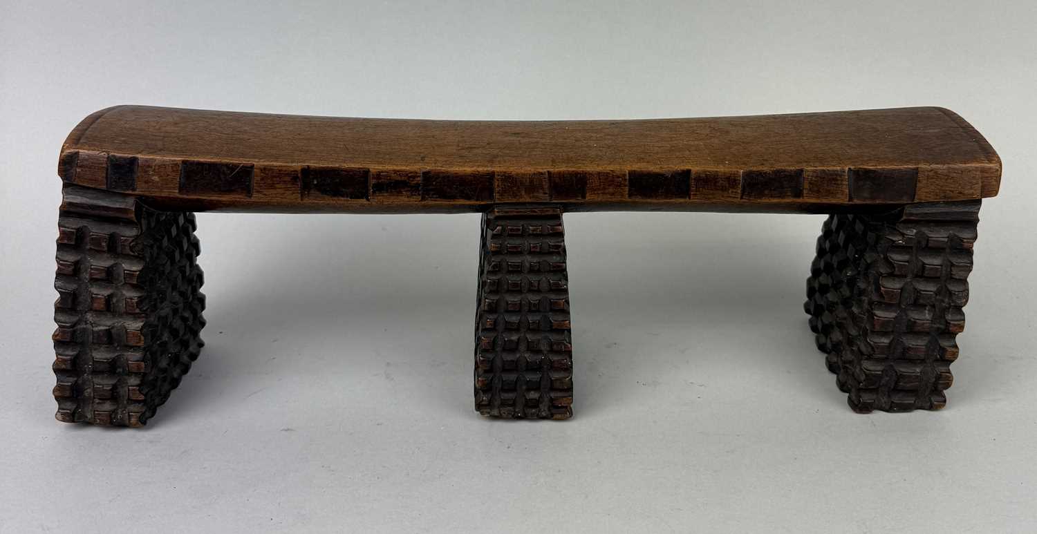Lot 315 - A 19TH CENTURY ZULU CARVED WOODEN HEADREST
