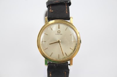 Lot 444 - A MEN'S VINTAGE OMEGA GOLD TONE WATCH