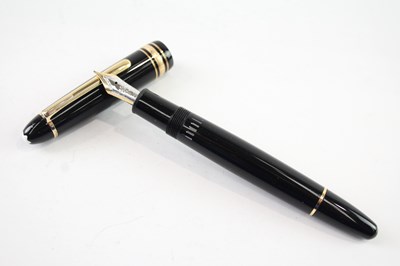 Lot 1208 - A MONTBLANC FOUNTAIN PEN MEISTERSTICK 14CT WHITE GOLD NIB WITH BLACK CASING