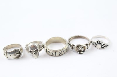 Lot 234 - A VARIETY OF STERLING SILVER RINGS INCLUDING GIMMEL RING (5)