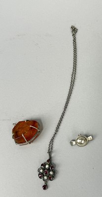 Lot 321E - SILVER PENDANT, BROOCH AND NECKLACE TO INCLUDE AMBER, PEARL