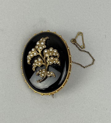 Lot 396 - A 19TH CENTURY JET GOLD MOURNING BROOCH LOCKET WITH SEED PEARL FLORAL DESIGN