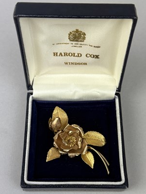 Lot 388 - AN 18CT GOLD ROSE BROOCH