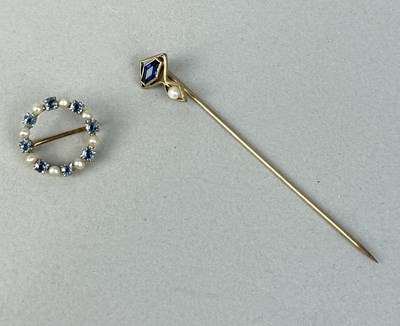 Lot 420C - AN ANTIQUE PIN SET WITH SAPPHIRE AND PEARL ALONG WITH A SMALL CIRCULAR BROOCH