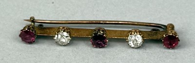 Lot 394 - AN ANTIQUE GOLD FIVE STONE BAR BROOCH SET WITH TWO DIAMONDS AND THREE RUBIES
