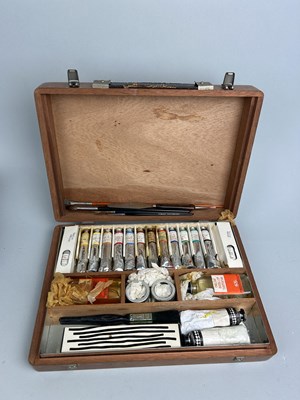 Lot 930 - AN ANTIQUE CASED PAINT SET