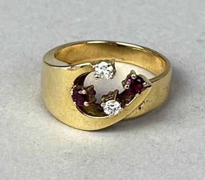 Lot 398 - A 14CT GOLD, RUBY AND DIAMOND HORSESHOE RING