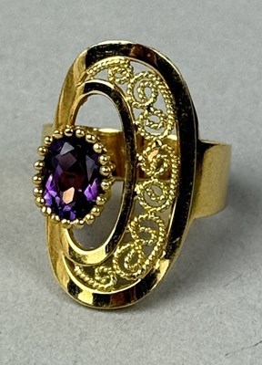 Lot 399 - AN 18CT GOLD AND AMETHYST RING