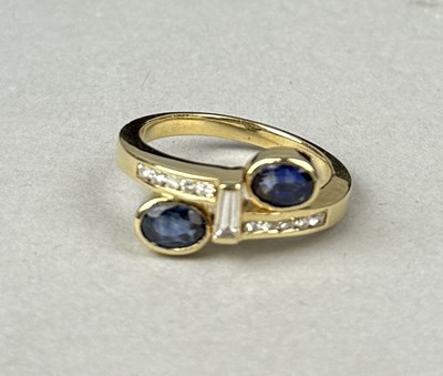 Lot 397 - AN 18CT GOLD SAPPHIRE AND DIAMOND RING
