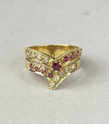 Lot 400 - AN 18CT GOLD RUBY AND DIAMOND WISHBONE STYLE RING