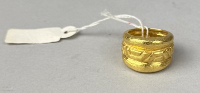 Lot 384 - AN 18CT GOLD CENTRE PATTERNED RING