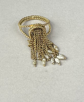 Lot 408 - A 14CT GOLD FRESHWATER PEARL DROP RING