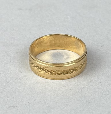 Lot 403 - AN 18CT GOLD WEDDING BAND