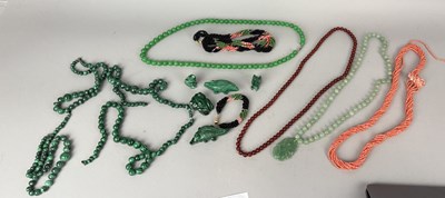 Lot 1183 - VARIOUS COSTUME JEWELLERY TO INCLUDE JADE, CORAL, MALACHITE