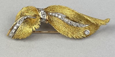 Lot 378 - AN 18CT GOLD DIAMOND LEAF DESIGN BROOCH