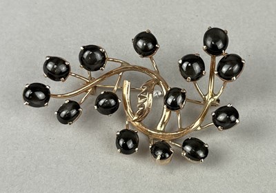Lot 406 - A 9CT GOLD STAR DIOPSIDE BROOCH