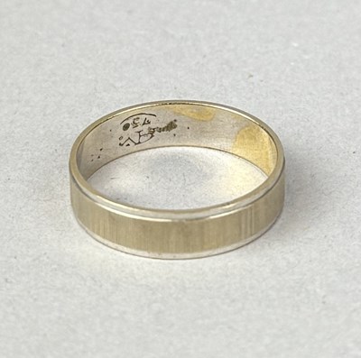 Lot 407 - AN 18CT WHITE GOLD WEDDING BAND