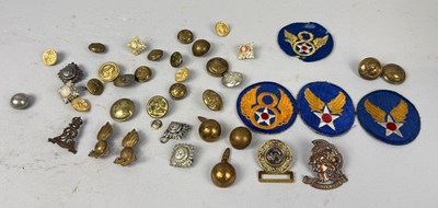 Lot 661 - CAP BADGES AND BUTTONS TO INCLUDE ARTISTS REGIMENT CAP BADGE