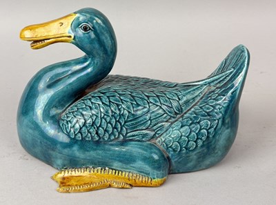 Lot 241 - A CHINESE KANGXI STYLE GLAZED CERAMIC DUCK