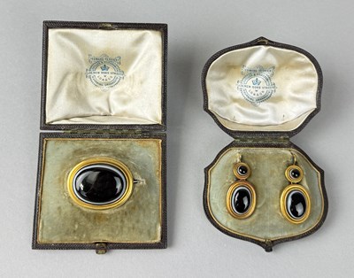 Lot 393 - EDWARD TESSIER: A VICTORIAN BANDED AGATE AND GOLD MOURNING BROOCH WITH LOCK OF HAIR, ALONG WITH A PAIR OF MATCHING EARRINGS