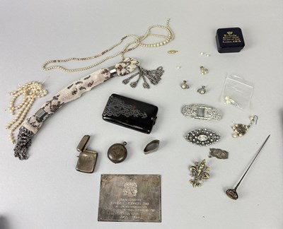 Lot 278 - A LOT TO INCLUDE SILVER VESTA CASE, SOVEREIGN CASE, SILVER PLAQUE PRESENTED TO LORNE C ROBSON, CITRINE STICK PIN, TORTOISESHELL, PEARLS, MISERS PURSE, ART DECO BROOCHES
