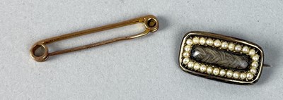 Lot 412 - A REGENCY GOLD AND SEED PEARL MOURNING BROOCH ALONG WITH A 9CT GOLD PIN