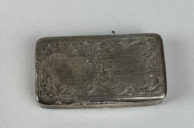 Lot 297 - A GEORGIAN SILVER SNUFF BOX