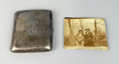 Lot 299 - AN ANTIQUE SILVER CIGARETTE CASE WITH PHOTOGRAPH INSIDE