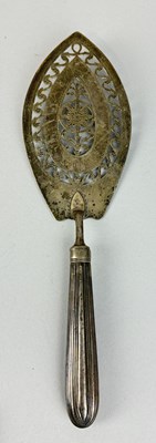 Lot 276 - A GEORGIAN SILVER SLICE