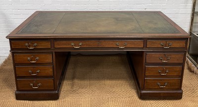 Lot 1004 - AN EARLTY 20TH CENTURY MAHOGANY TWIN PEDESTAL DESK WITH TOOLED GREEN LEATHER TOP
