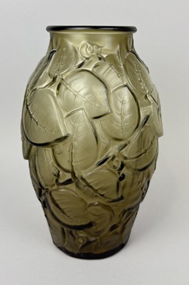 Lot 624 - A LALIQUE STYLE MOULDED GLASS LEAF VASE
