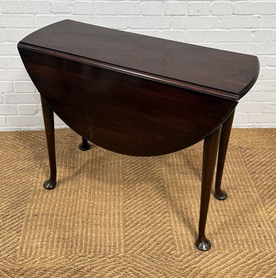 Lot 1047 - A GEORGIAN MAHOGANY DROP LEAF TABLE