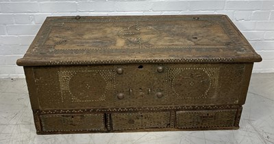 Lot 1073 - AN ANTIQUE ZANZIBAR TRUNK