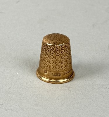Lot 418 - A 9CT GOLD THIMBLE