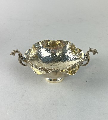 Lot 284 - A SILVER .925 BOWL WITH HANDLES AND TEXTURED FINISH