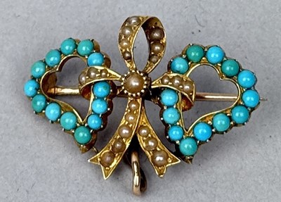 Lot 391 - A VICTORIAN 15CT GOLD AND TURQUOISE RIBBON BROOCH