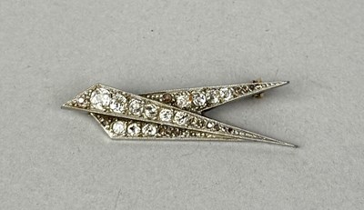 Lot 387 - AN ART DECO 18CT WHITE GOLD AND DIAMOND BROOCH