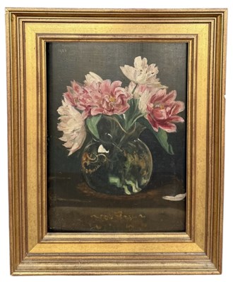 Lot 862 - AN OIL PAINTING ON BOARD DEPICTING A STILL LIFE WITH FLOWERS