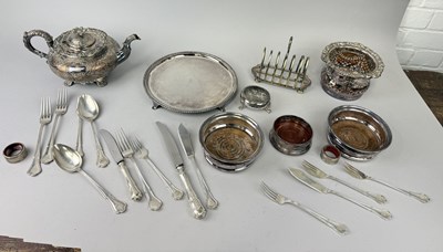 Lot 1195 - A COLLECTION OF SILVER PLATE TO INCLUDE AN ANTIQUE CIRCULAR TRAY