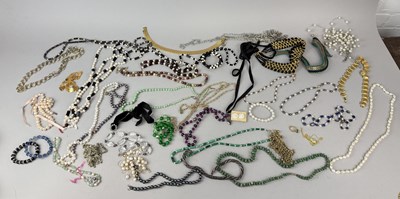 Lot 1198 - A LARGE COLLECTION OF COSTUME JEWELLERY TO INCLUDE NECKLACES