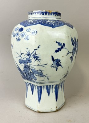 Lot 172 - A CHINESE BLUE AND WHITE TRANSITIONAL PERIOD VASE 16TH-17TH CENTURY