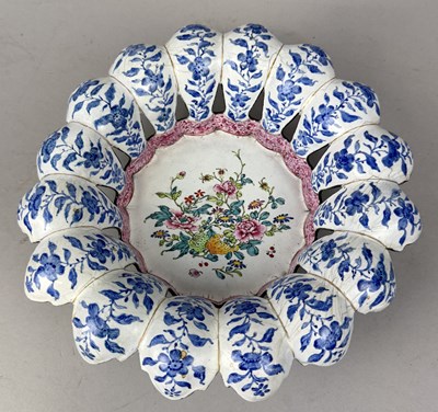 Lot 171 - A CHINESE CANTON WARE ENAMEL, 18TH CENTURY QIANLONG PERIOD